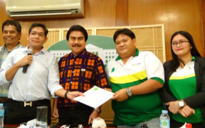 <p><strong>MOTION FOR RECONSIDERATION.</strong> Rafael Ocampo Jr. (2<sup>nd</sup> from left), legal counsel of Negros Healthcare Management Services Inc.-Bacolod Our Lady of Mercy Specialty Hospital, submits the hospital’s motion for reconsideration to PhilHealth-6 legal counsel Dennis Guevara (2<sup>nd</sup> from right), in the presence of Mayor Evelio Leonardia (center), hospital president Dr. Nestor Amante (left) and PhilHealth-6 public relations officer Janimhe Jalbuna, at the Bacolod City Government Center on Monday afternoon (June 25, 2018).<em> (Photo by Nanette L. Guadalquiver)</em></p>
